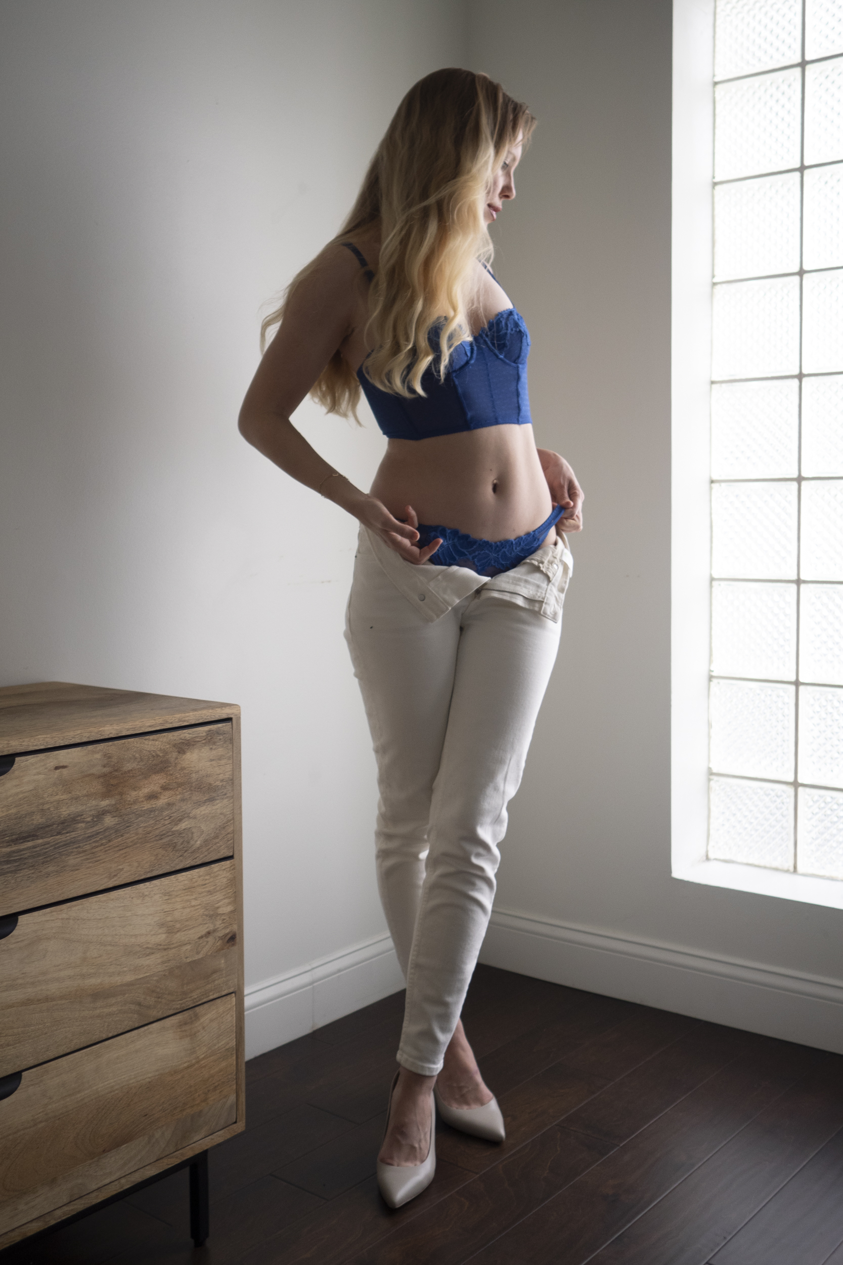 2020_Ashley-Celeste_Blonde_White_Jeans